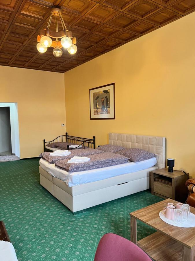 Hotel Maxim Frýdek-Místek Екстериор снимка