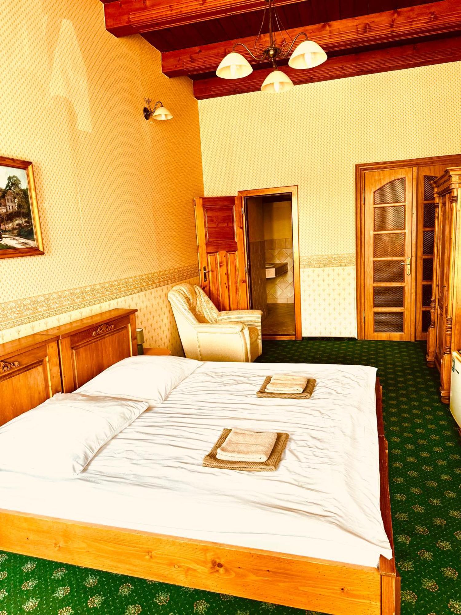 Hotel Maxim Frýdek-Místek Екстериор снимка